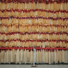 泰雅族藝術家尤瑪．達陸的苧麻紮綁作品〈展開夢想的翅膀〉。