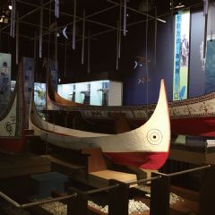「臺灣南島民族」常設展示廳中的蘭嶼拼板舟。