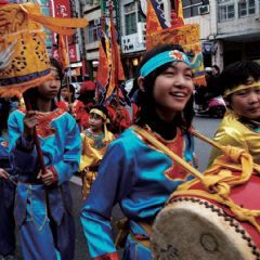 台東元宵節廟會有形形色色的隊伍參與遶境活動，這是台東文化的嘉年華會