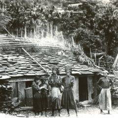 日本人類學家鳥居龍藏於日明治31年（ 西元1 9年）在卡帕里瓦攝得的家屋與人物。