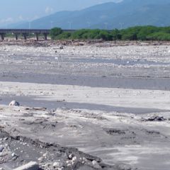 莫拉克颱風後，新武呂溪的淤沙嚴重。
