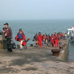 大坵島附近漁源豐富，經常在此舉辦磯釣比賽。（攝影╱陳鵬雄）