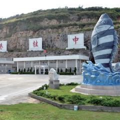 立有「夢幻之魚—橫帶石鯛」塑像的中柱港，是東引對外的主要門戶。