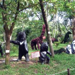 以動物塑像營造的森林動物園景觀。