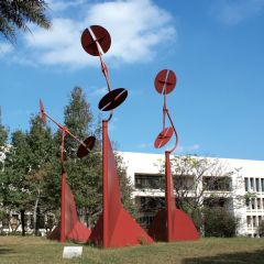清大校園矗立的雕塑藝術作品「無言的對話」是由日本雕塑大師新宮晉創作。（攝影：王妍恩）