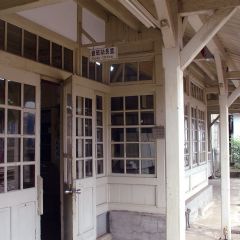 香山車站門窗由小玻璃組成。