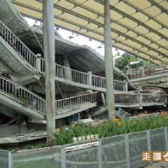 九二一地震教育園區完整保留震毀的北棟教室。