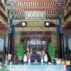 張廖家廟的正殿保存精美的木構與彩繪。
